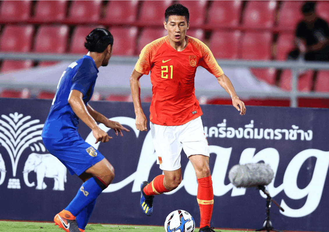 泰国羽毛球队完胜法国羽毛球队，李宗伟三分雨点燃全场