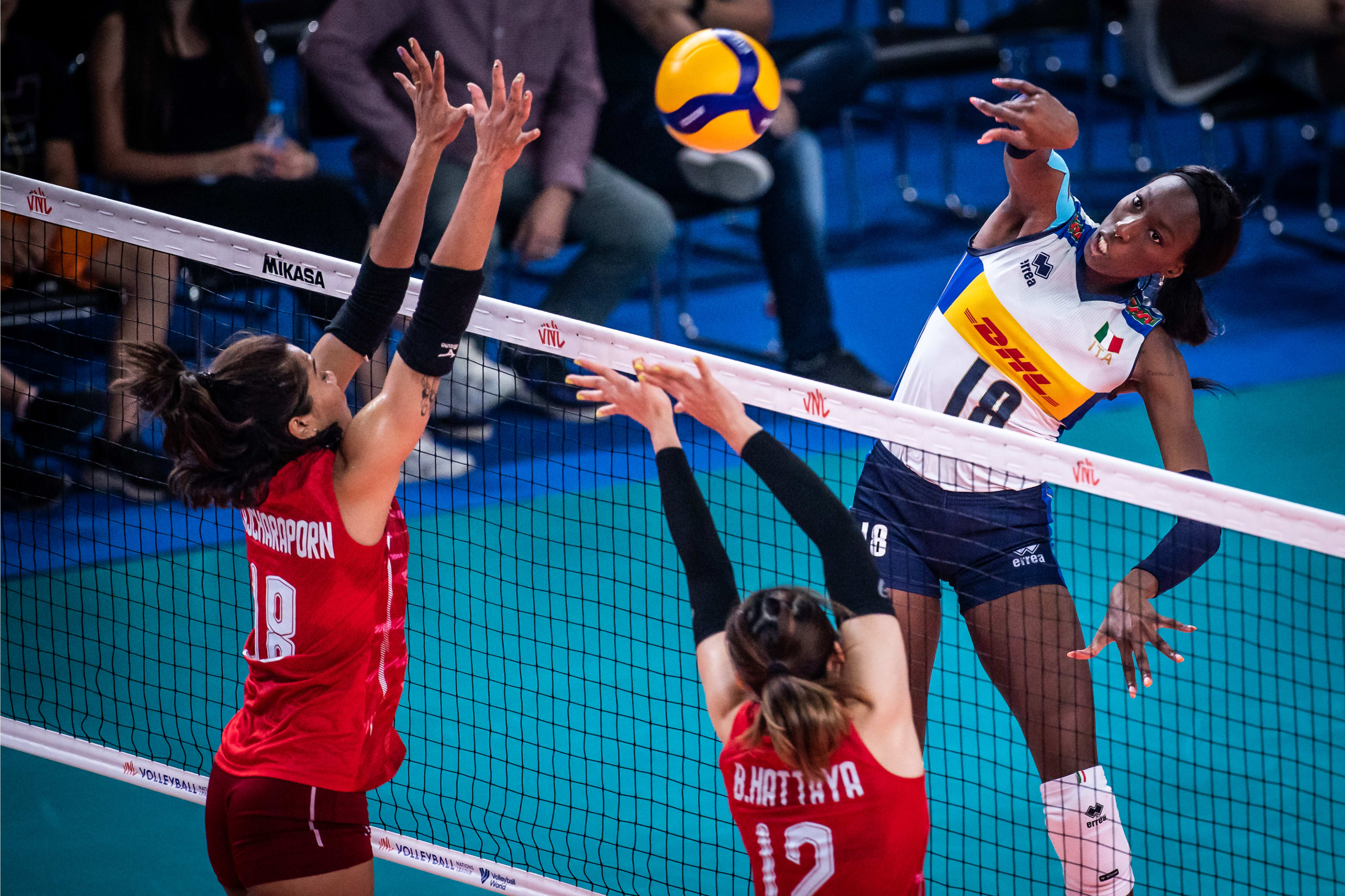 泰国羽毛球队完胜法国羽毛球队，李宗伟三分雨点燃全场