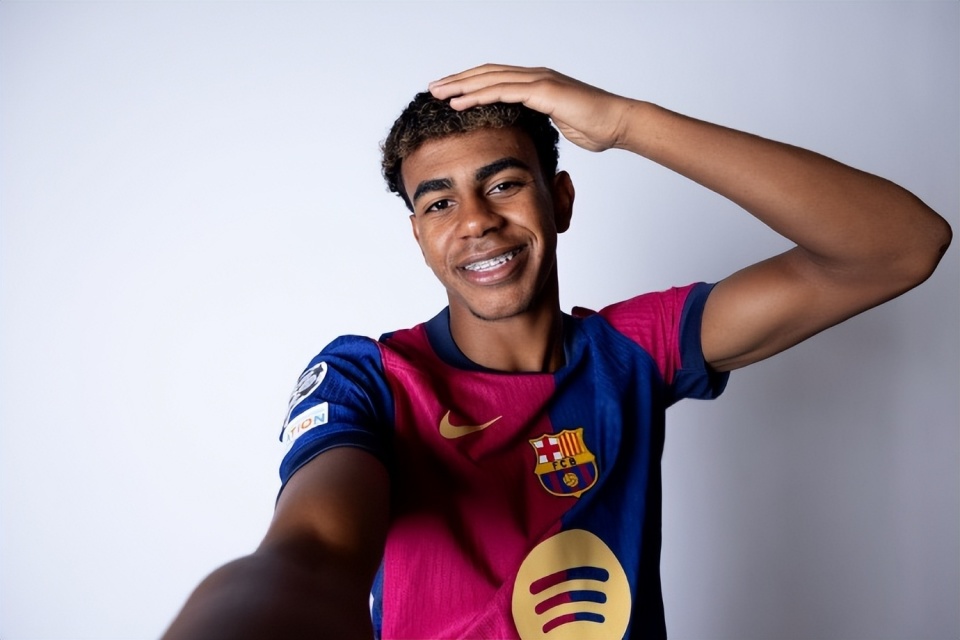 巴萨前锋状态神勇，再次当选赛季最佳球员的简单介绍