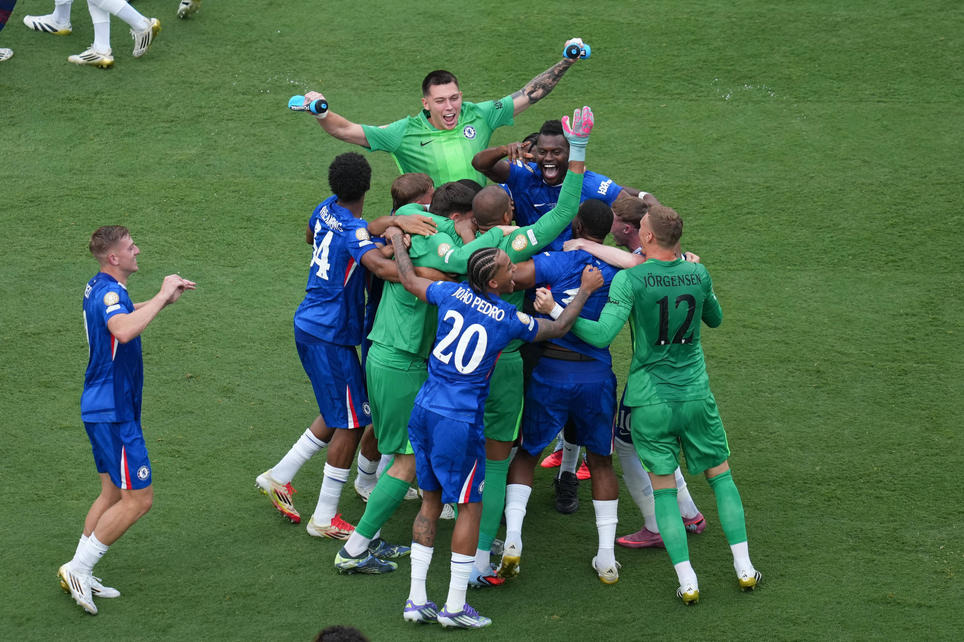 关于国际足球赛事吸引世界球迷瞩目的信息 关于国际足球赛事吸引世界球迷瞩目的信息