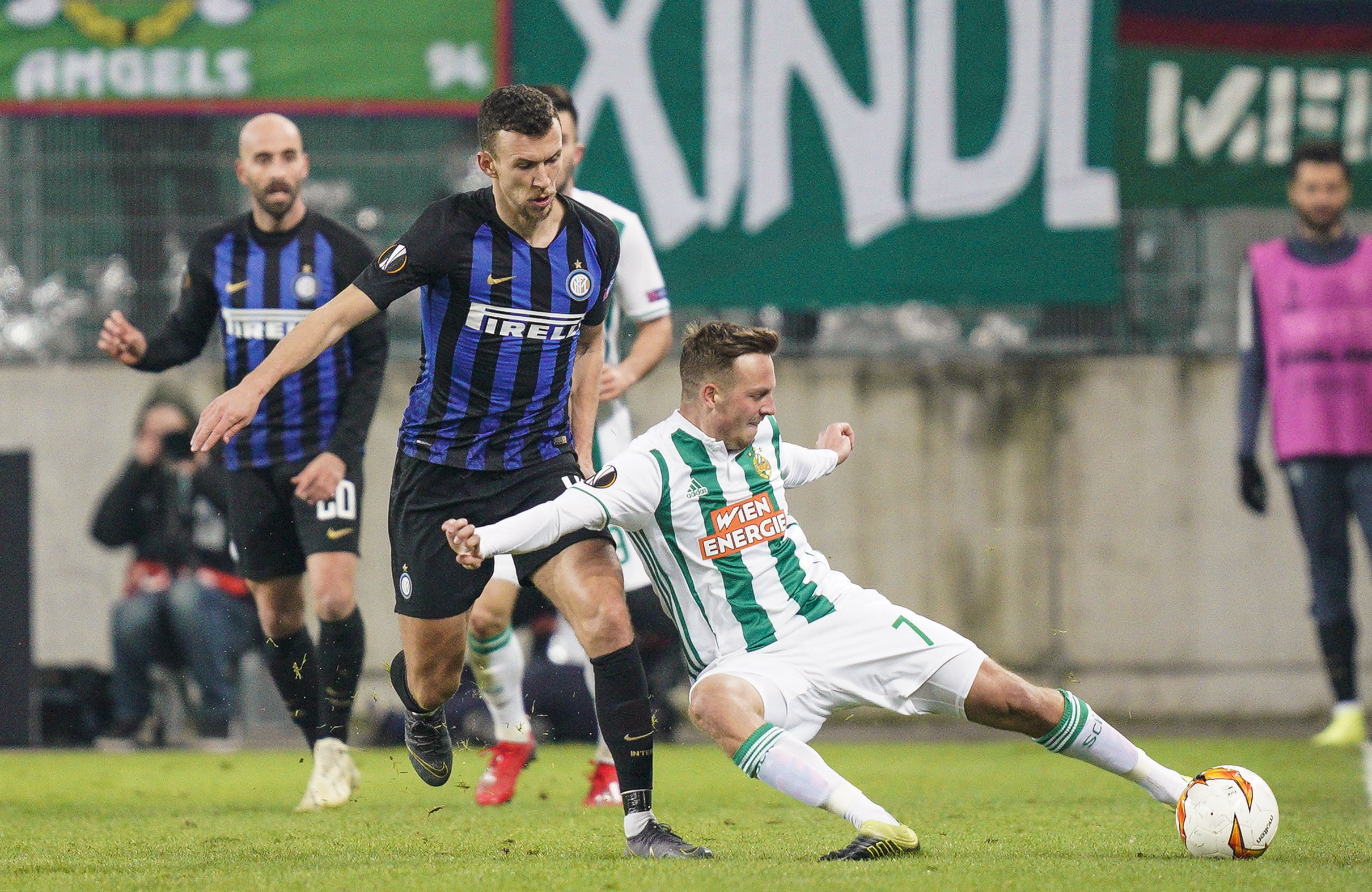 关于奥地利队客场大捷，小组第二的信息