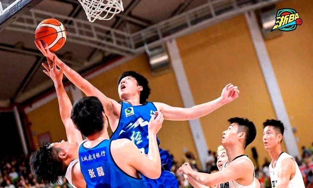 运动员们奋勇拼搏,技艺高超,篮球比赛精神悠悠的简单介绍 运动员们奋勇拼搏,技艺高超,篮球比赛精神悠悠的简单介绍