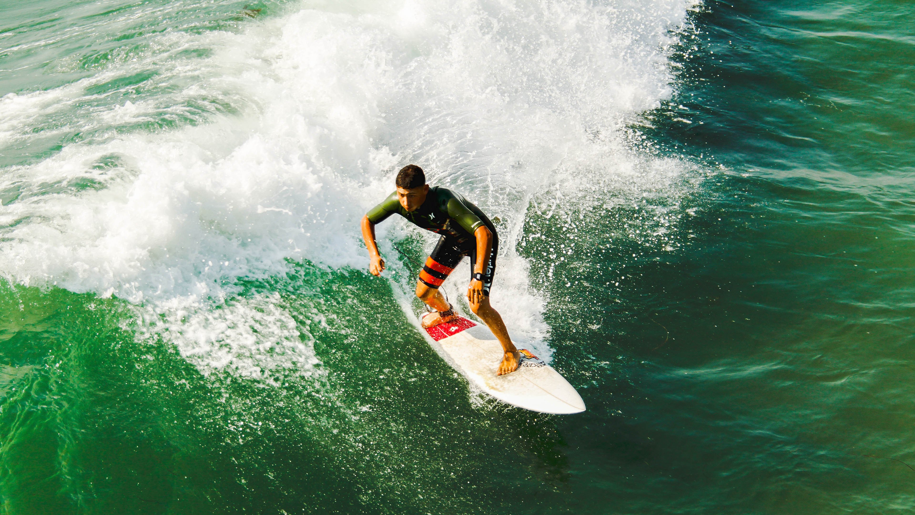 暗夜极速，当贝恩在F1街道赛的霓虹下，以数据统治物理定律