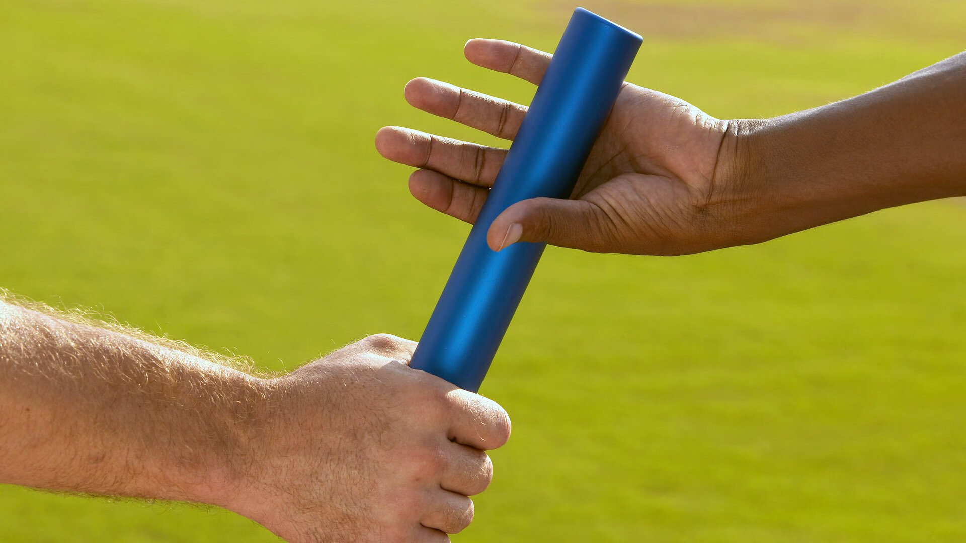 赛道上的双重震撼，迈凯伦战术碾压哈斯，塞恩斯刷新纪录书写传奇